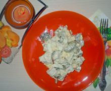 Охотничий салат с курицей и солеными огурцами