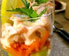 Салат с кальмарами, яблоками и морковью