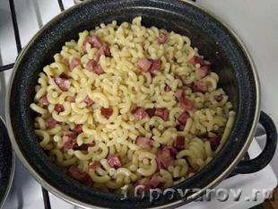 Рожки с колбасой и сыром