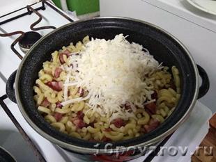 Рожки с колбасой и сыром